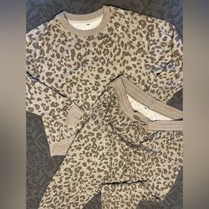 Women Old Navy 2 piece sweat suit - size XL - $16 for the set!